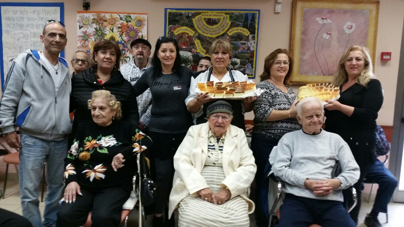 יום מעשים טובים - ביה'ח תורם עוגות למועדון הקשיש (הגדל)