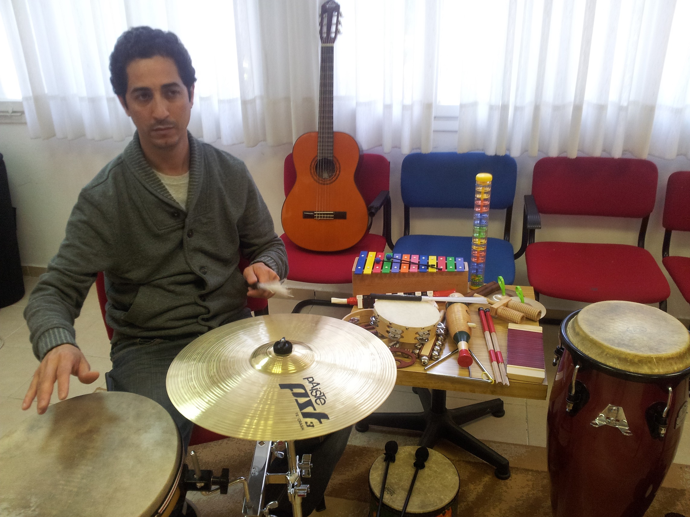 נזאר קבאני מטפל במוסיקה :צילם גל דומני (הגדל)