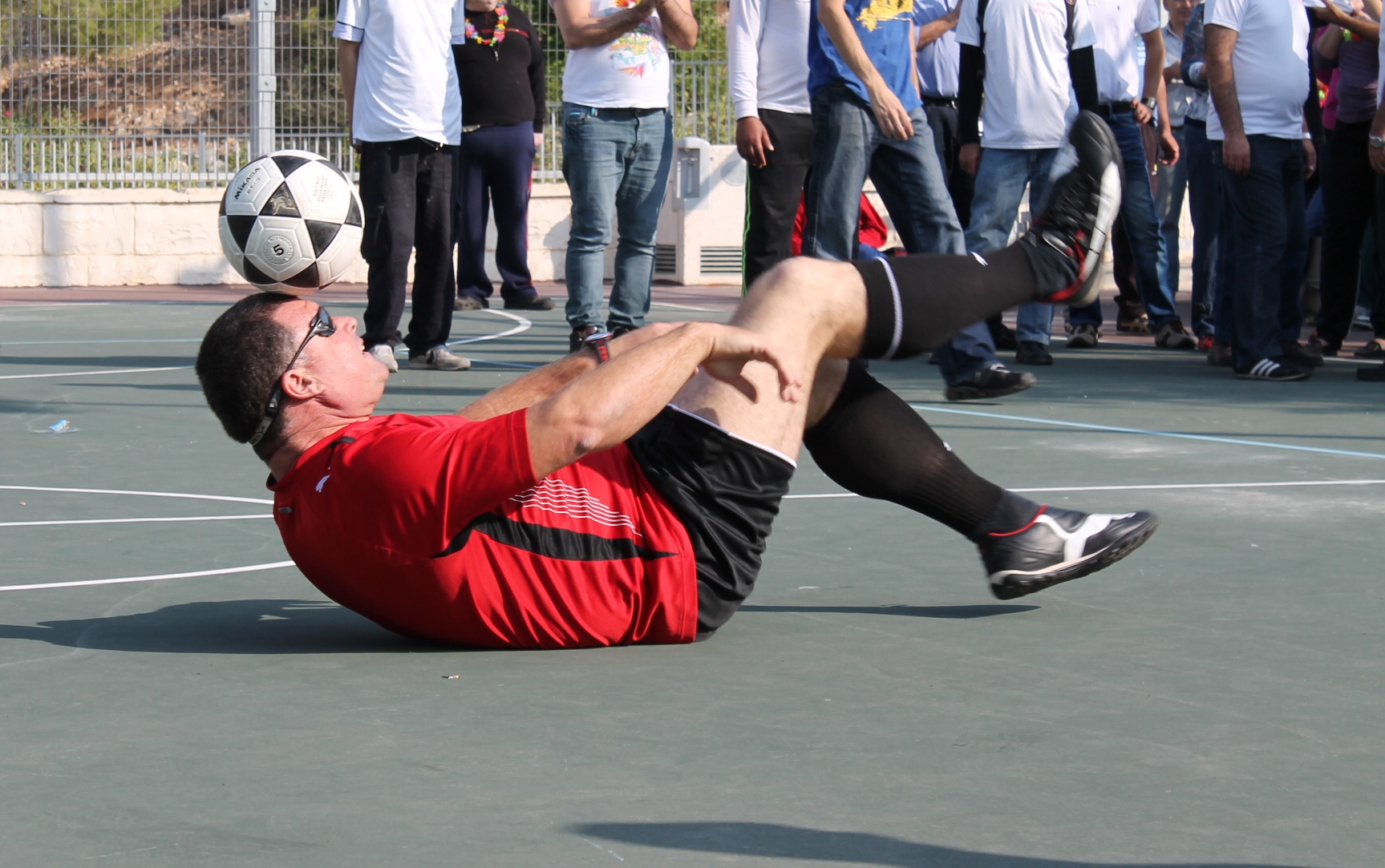 יום ספורט 2013 - אייל הורן מלהטט בכדור צילמה עינת (הגדל)